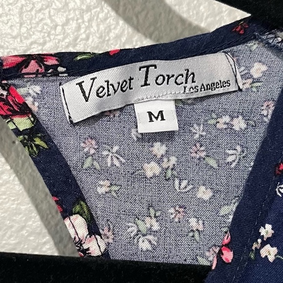 VELVET TORCH- Flowy Dress with Floral print with opening in back Size M - Picture 5 of 5